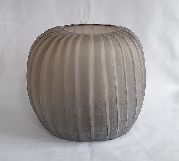 Vase-Guaxs-Manakara-round-smoke-grey
